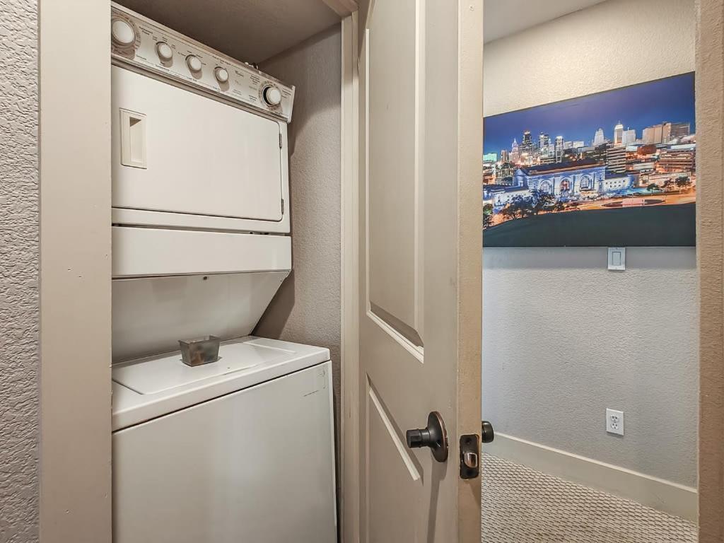 Quiet Plaza Two Bedroom 2 Bathroom 캔자스시티 외부 사진