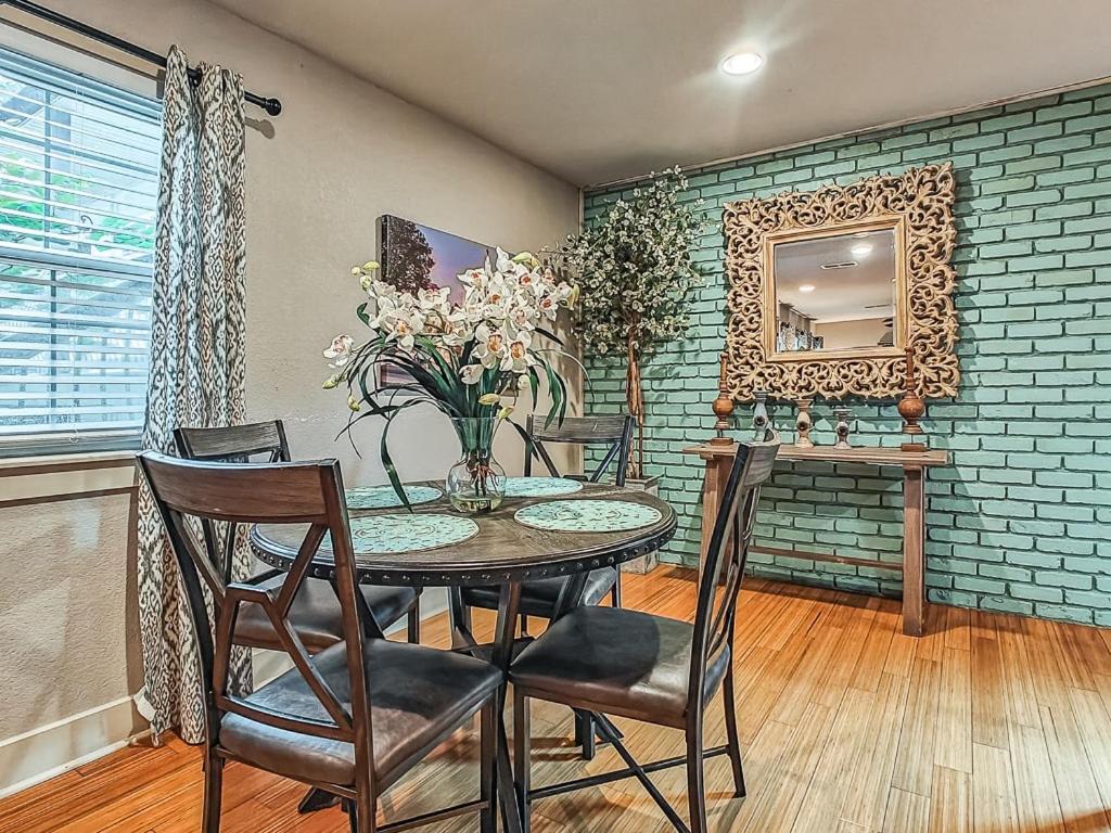 Quiet Plaza Two Bedroom 2 Bathroom 캔자스시티 외부 사진